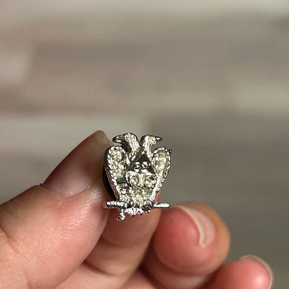 5/$25 cost of arms Elegant Silver and Gold Women's Brooch 🤓 - Picture 4 of 7